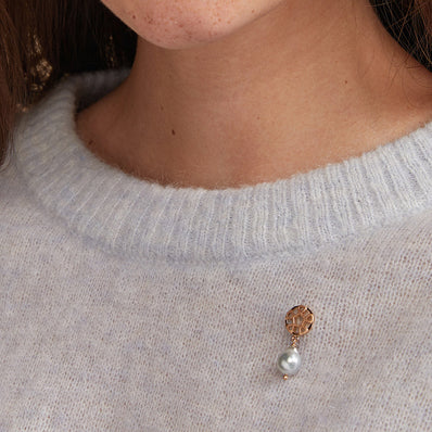 Toujours Ajour broche